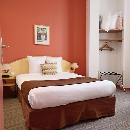 Logis-Hotel Des Oliviers 泰昂维 外观 照片